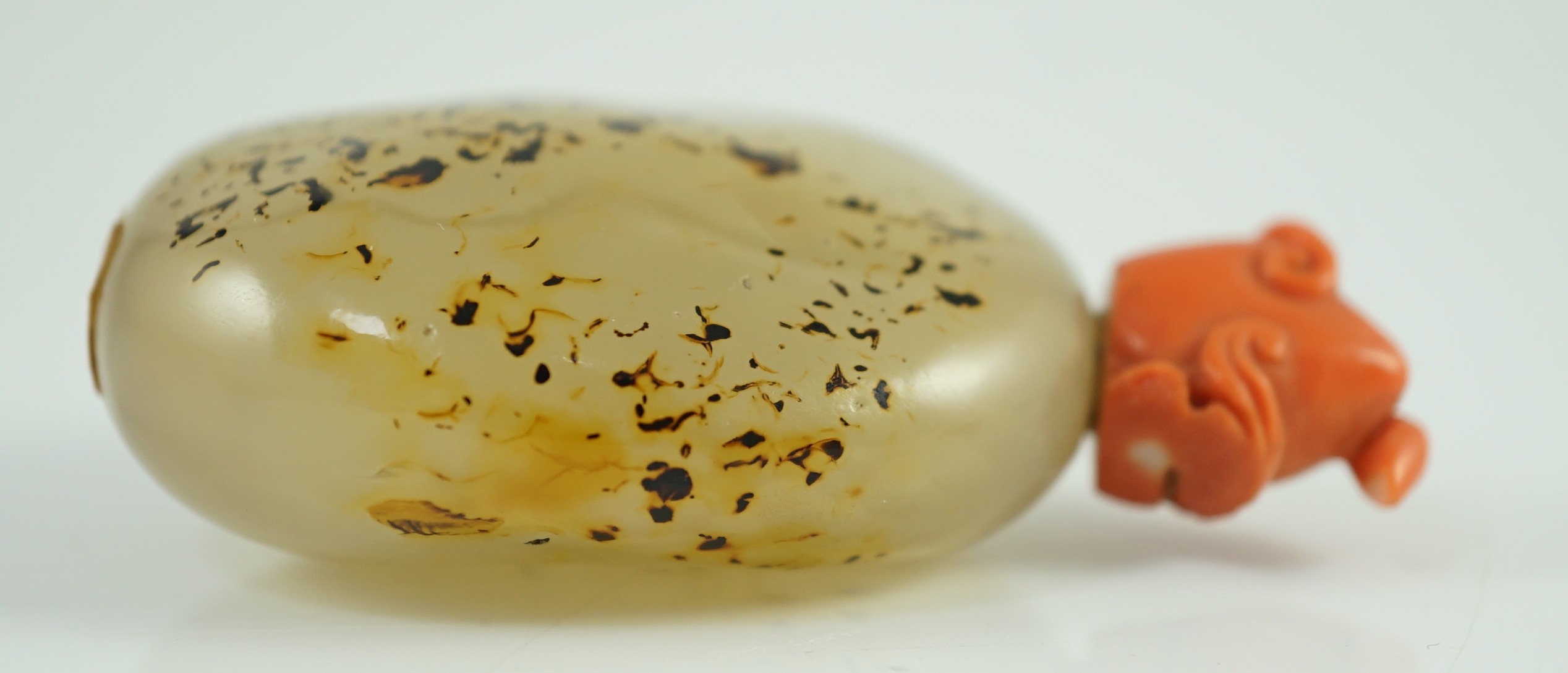 A Chinese shadow agate pebble snuff bottle, 18th/19th century, total height 6.5cm